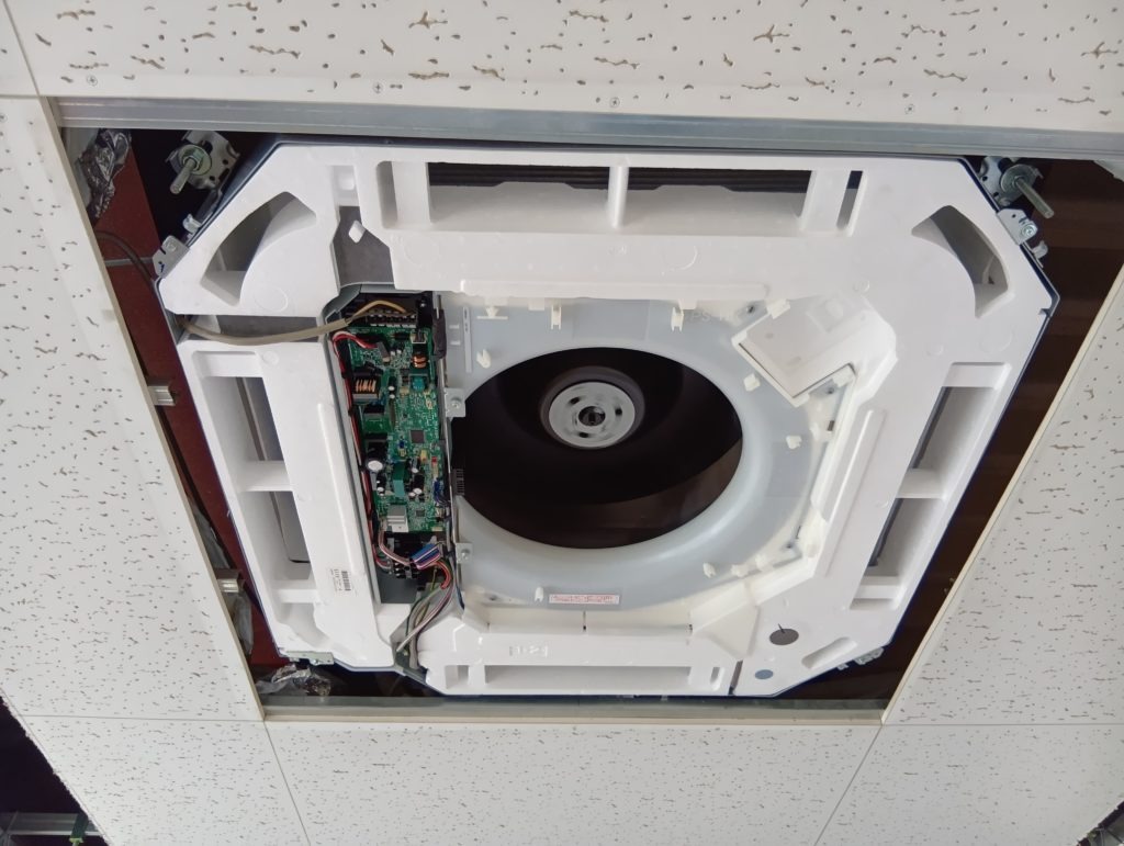 フロントパネルを外した