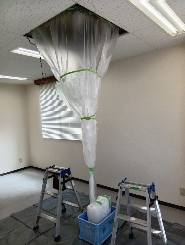 このように廃液をましたに集めてタンクに入れます