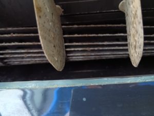 エアコン吹き出し口に付着したホコリとカビの汚れ。日進市でのエアコンクリーニング前の状態。 
