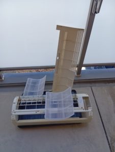 外した部品やフィルターはベランダで洗浄