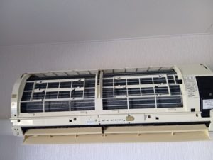 エアコンの外装カバーを取り付ける