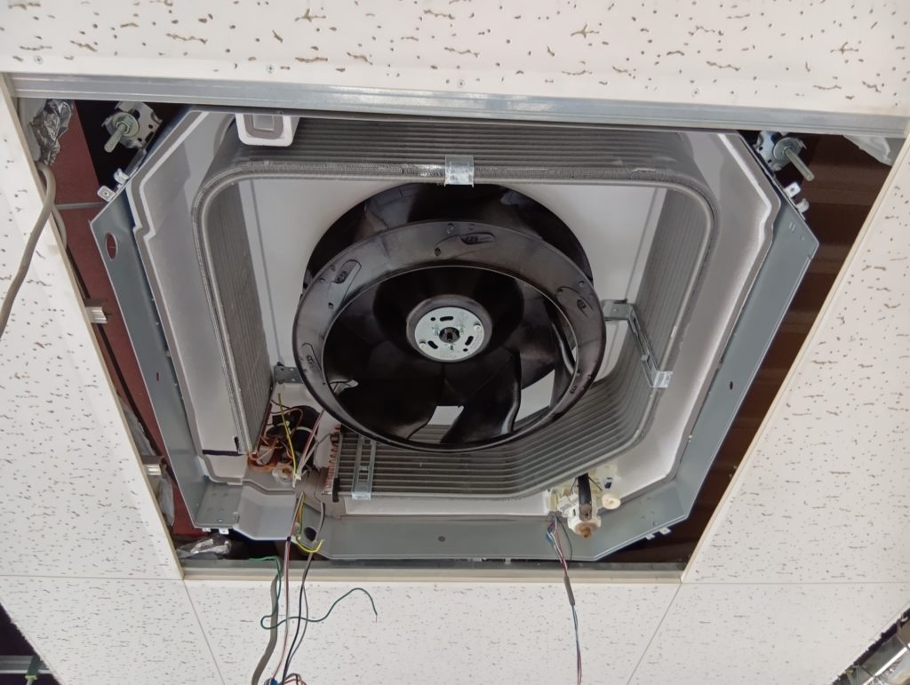 送風ファン、シロッコファンを外す