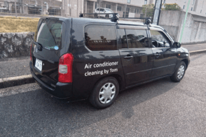 作業車Air conditioner cleaning by Tomロゴ入りです